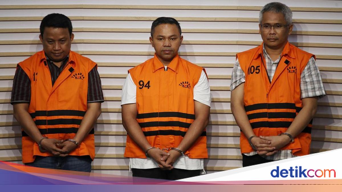 Gubernur Riau Tersangka 'Jatah Preman' Rp 7 M, Rumah di Jaksel Disegel!