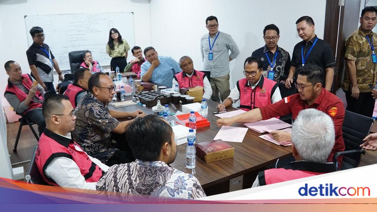 Kejagung Limpahkan 8 Tersangka Korupsi Minyak, Riza Chalid Masih Diburu