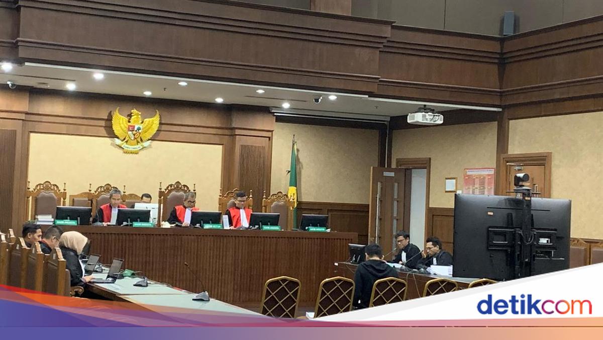 Terdakwa Kasus Migor Ini Terisak Minta Divonis Ringan: Saya Cuma Perantara