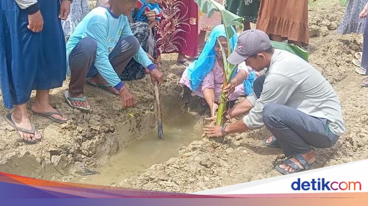 Puluhan Tahun Jalan di Cikaret Pandeglang Rusak, Warga Tanam Pohon Pisang