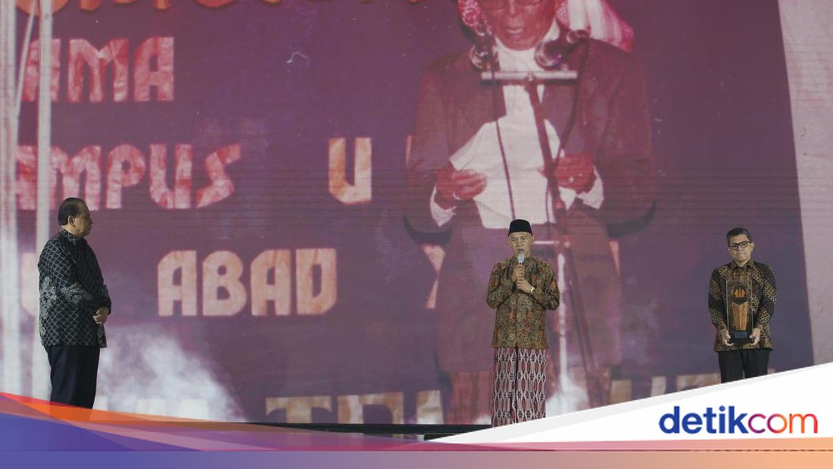 KH Mahrus Aly Ulama Pejuang dan Pionir Pendidikan Terima Anugerah Adiluhung