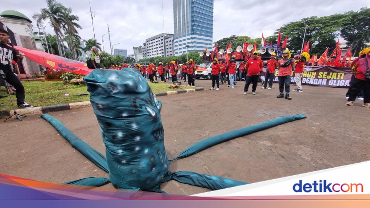 Massa Buruh Bawa Boneka Gurita-Tari Jaipong di DPR, Tuntut Kenaikan Upah