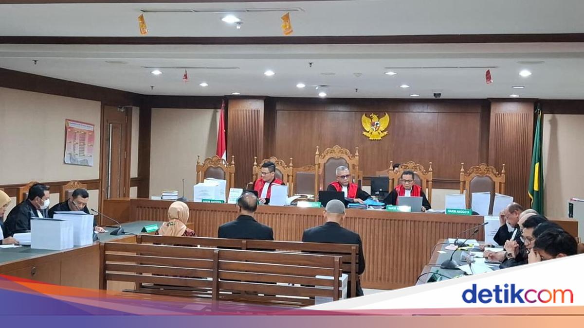Menangis Baca Pleidoi, Eks Dirut ASDP Cerita Kondisi Keluarga Saat Kecil