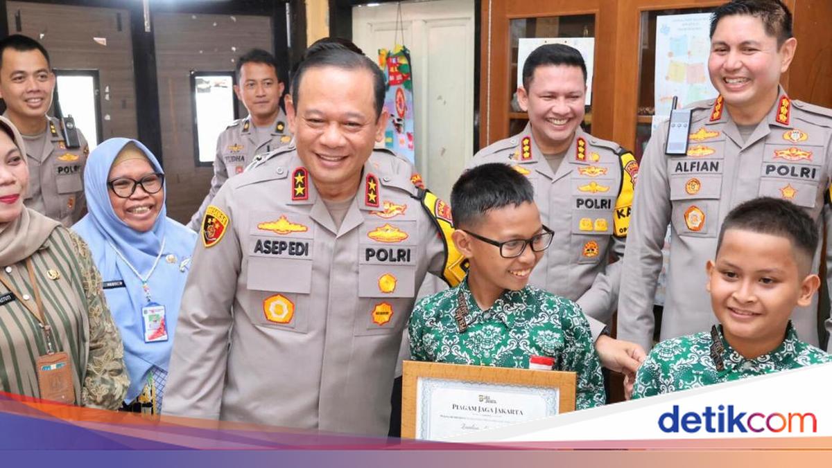 Kapolda Metro Apresiasi Kejujuran Bocah SD di Jaktim Bawa HP Temuan ke Polisi