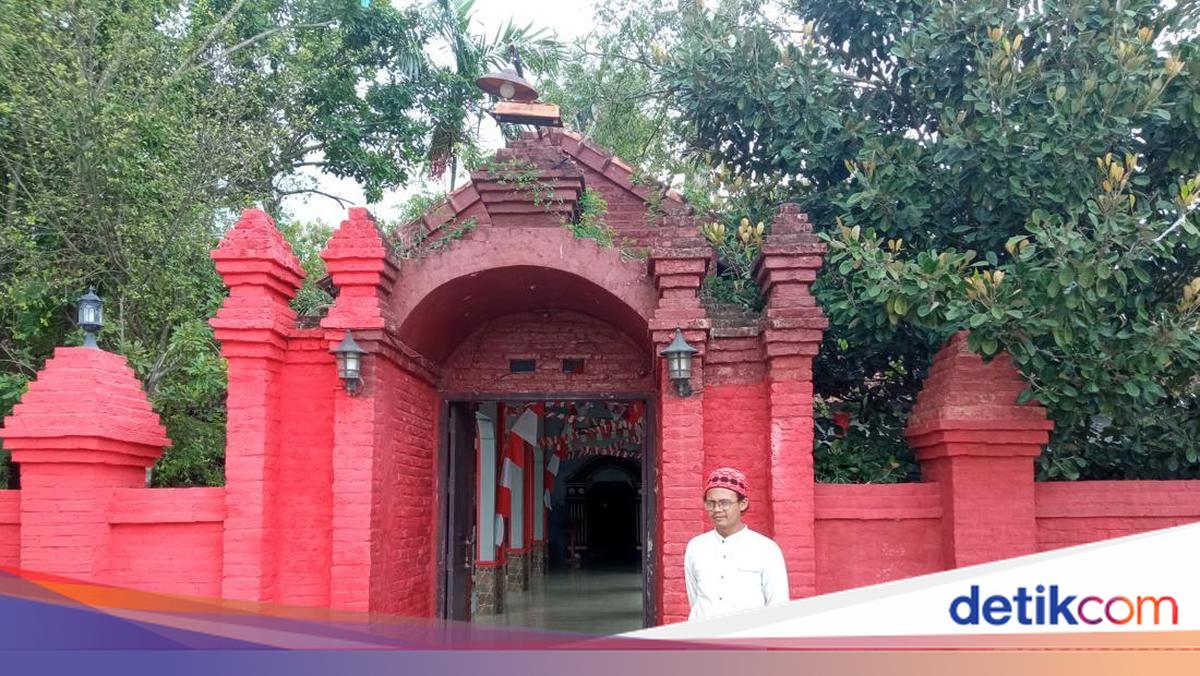 Keheningan dan Doa di Balik Tembok Bata Merah Makam Mbah Buyut Tambi