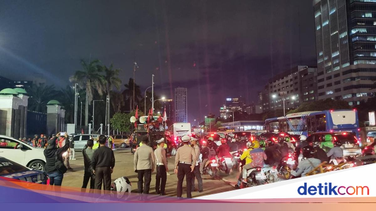 Massa Buruh Demo di Depan DPR Bubar, Lalin Gatsu Arah Slipi Macet