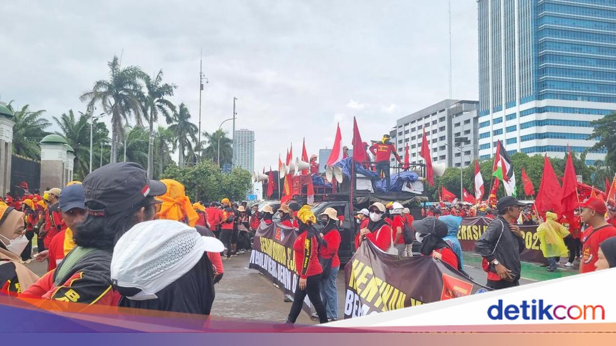 Suarakan Kenaikan Upah, Massa Buruh Demo di Depan Gedung DPR RI