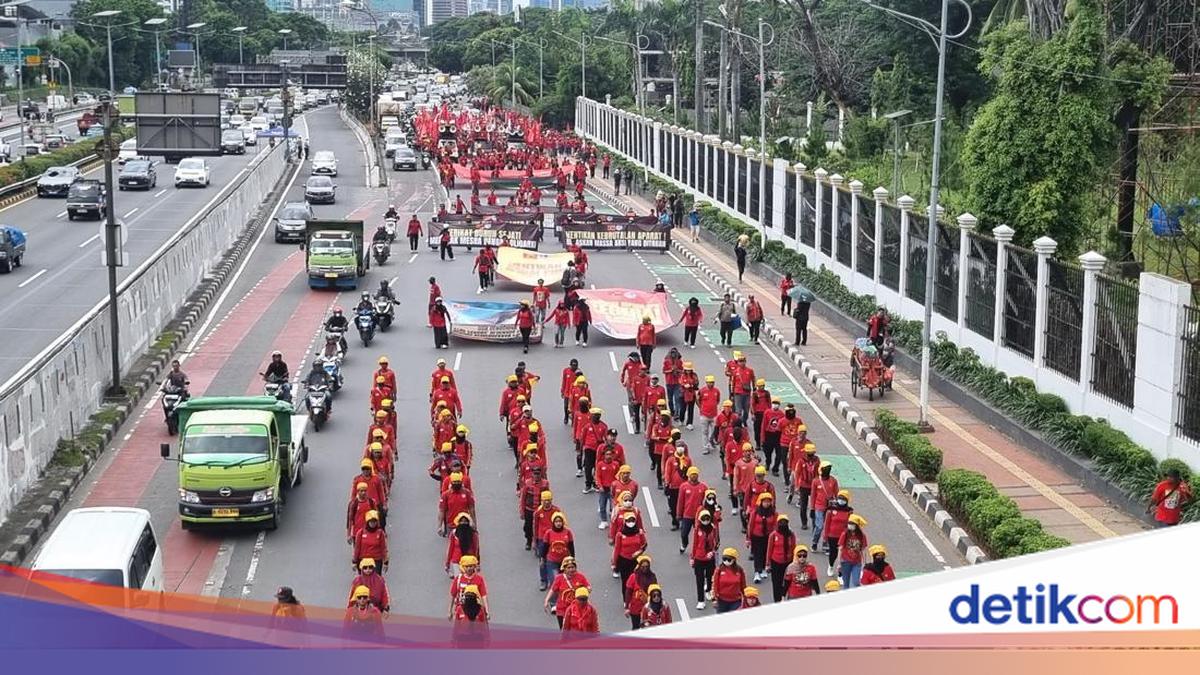 Ada Demo Buruh di Depan Gedung DPR, Sejumlah Rute Transjakarta Dialihkan