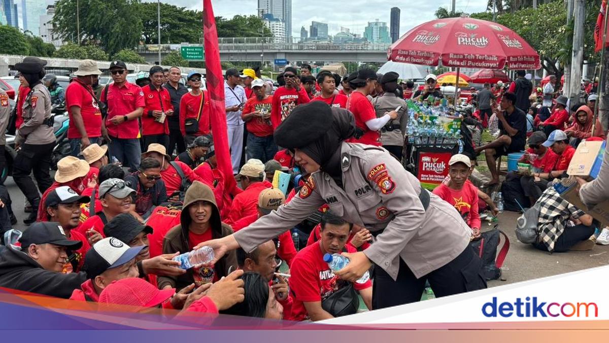 Polwan Turun Temui Massa Buruh di DPR, Bagikan Roti dan Air Mineral