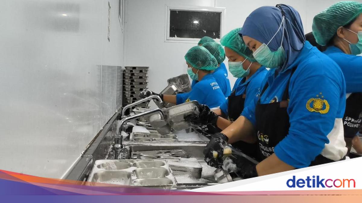 Cerita Warga Bisa Sekolahkan Anaknya Berkat Kerja di SPPG Polri Cengkareng