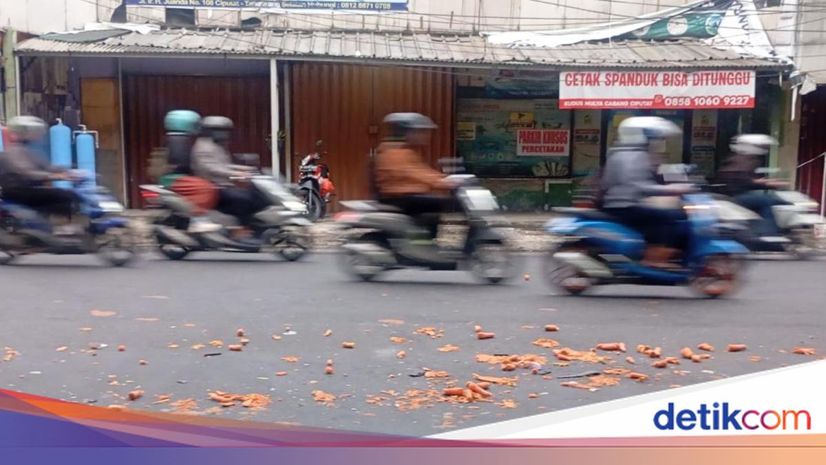 Truk Tabrak Pikap hingga Wortel Berserakan di Ciputat, Sopir Terjepit