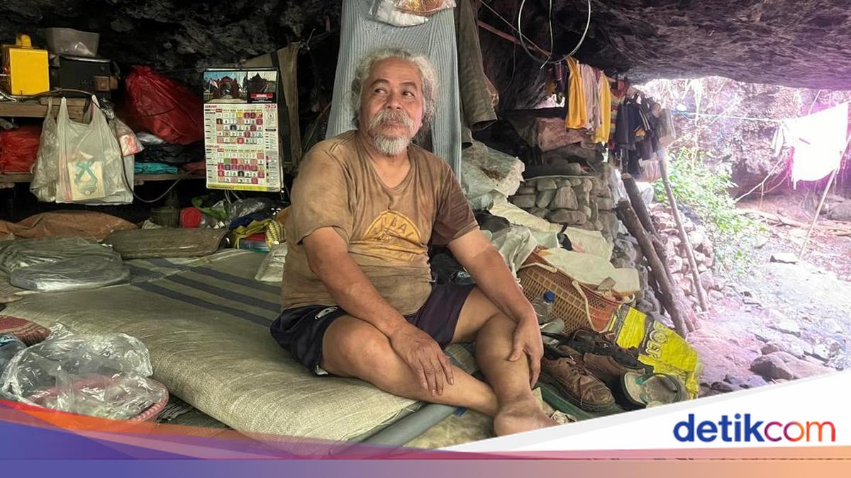 Sudarmaji atau Mbah Darmaji telah menghuni Gua Anggas Wesi di Jombang selama 42 tahun. Untuk makan, pria asal Boyolali itu mengandalkan pemberian orang dan ternak ayam. Begini cara hidupnya di gua tersebut.

via @detikjatim_