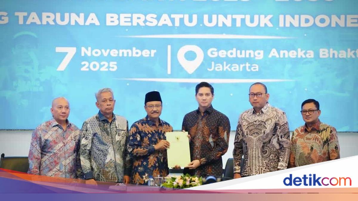 Gus Ipul Serahkan Kepmen Pengukuhan PNKT ke Budisatrio Djiwandono