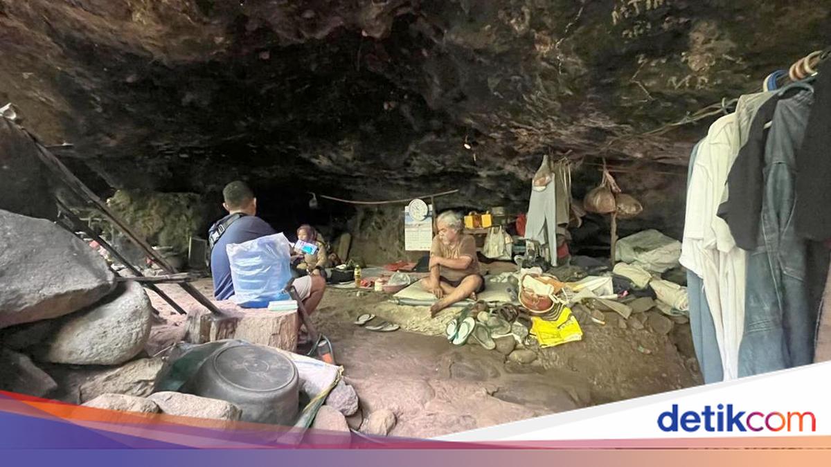 Di tengah hutan Pegunungan Anjasmoro, seorang pria bernama Sudarmaji hidup sederhana di dalam Gua Anggas Wesi. Ia sudah hidup selama puluhan tahun di sana. Begini caranya memenuhi kebutuhan sehari-hari.

via @detikjatim_