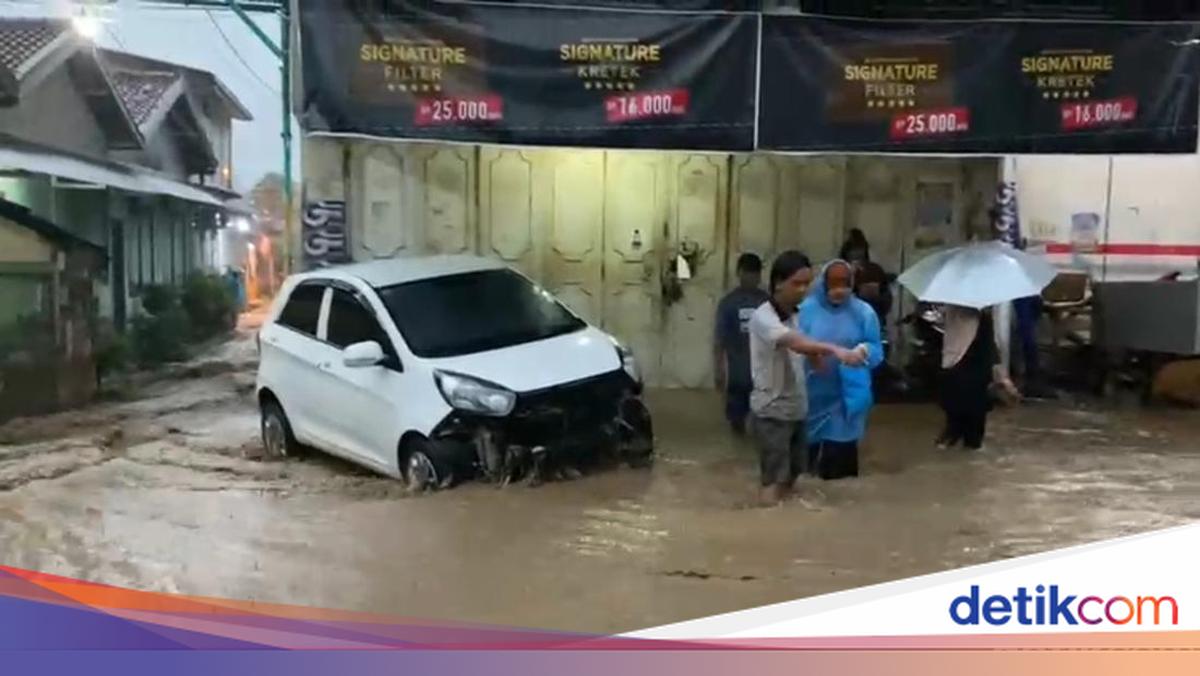 Banjir bandang di Brebes merenggut tiga nyawa dan menutup jalan nasional. Warga dan petugas pun bersatu membersihkan sisa lumpur banjir usai surut.

Via @detikjatengcom