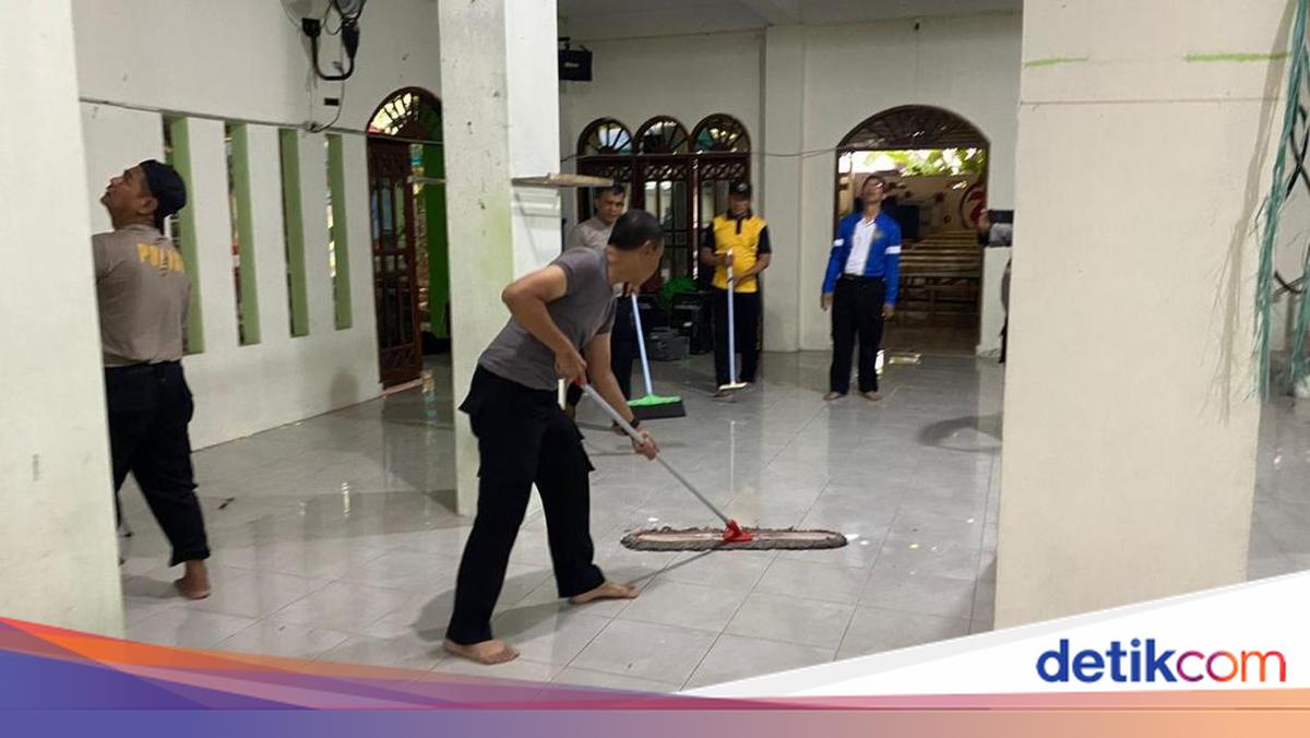 Polisi Bantu Bebenah SMAN 72 Jakarta Usai Insiden Ledakan Lukai 96 Orang