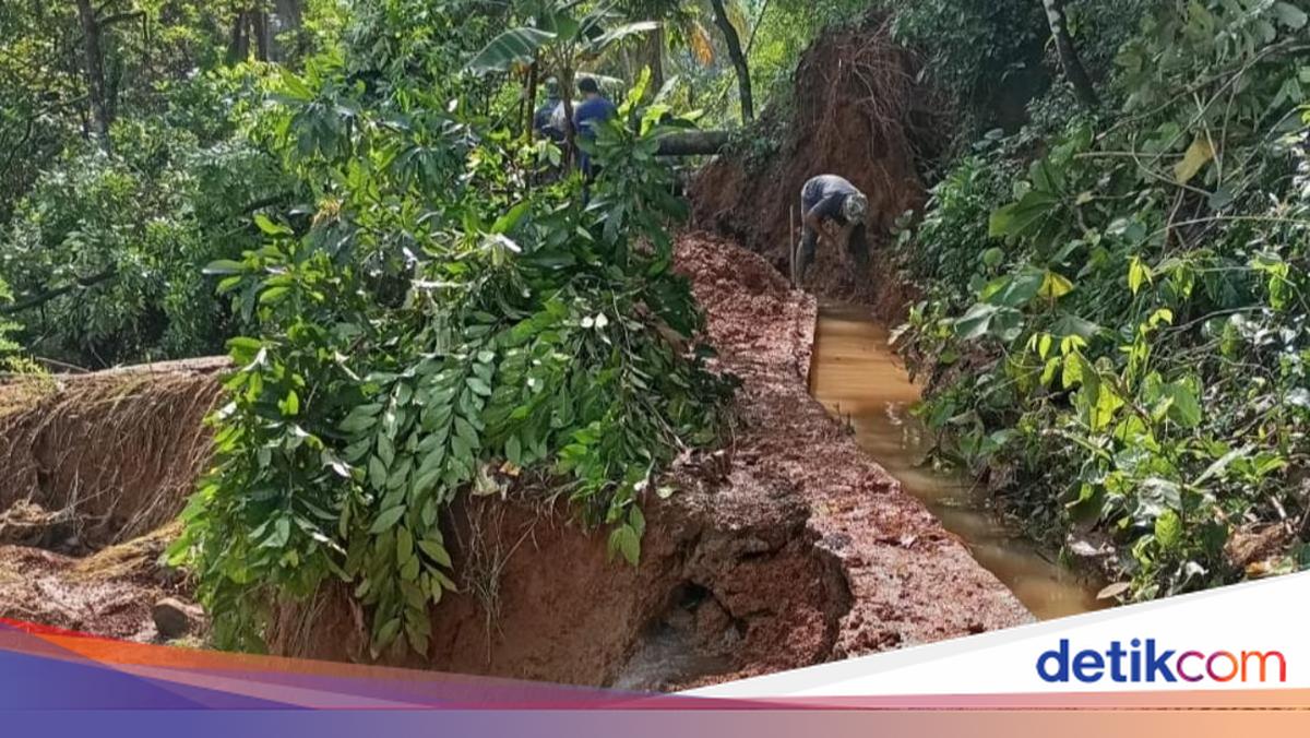 Longsor Sergap Ciamis, Rumah Rusak hingga Jalan Tertimbun