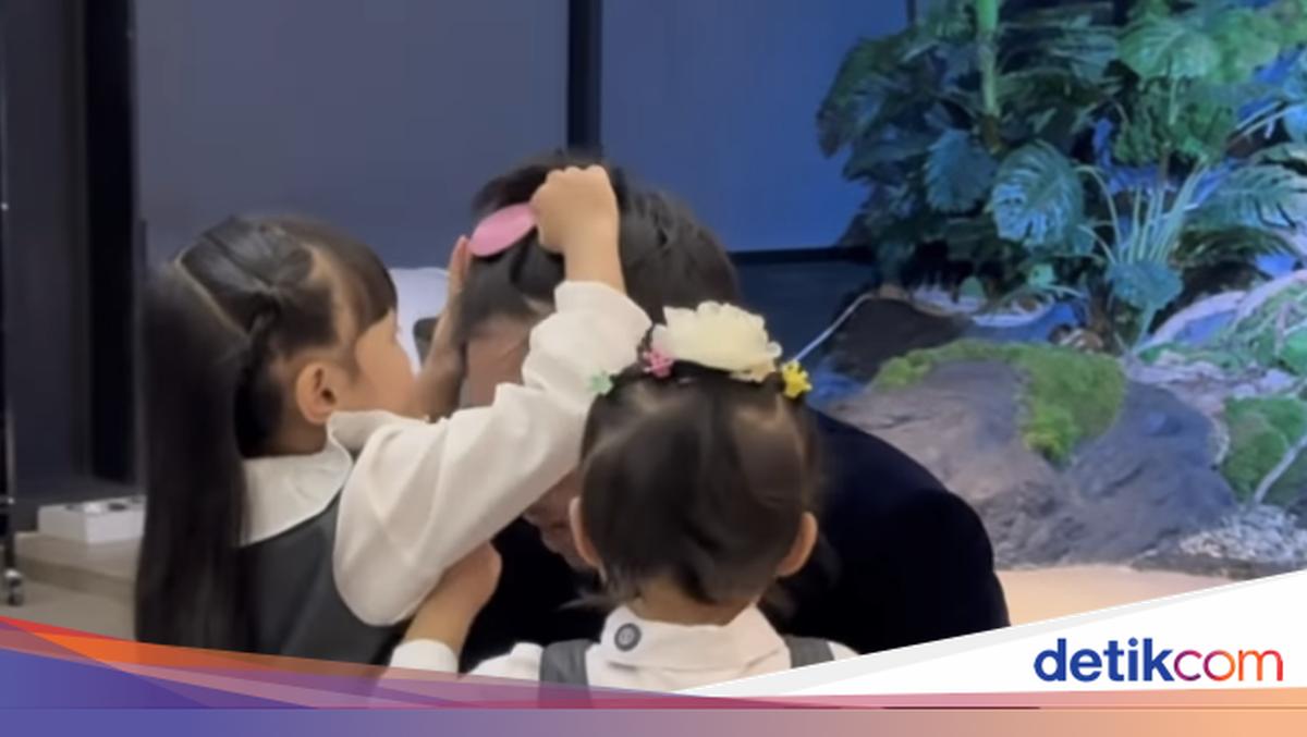 Kedua anak perempuan Aurel Hermansyah dan Atta Halilintar, Ameena dan Azura, curi perhatian netizen. Mereka rebutan papanya nih!