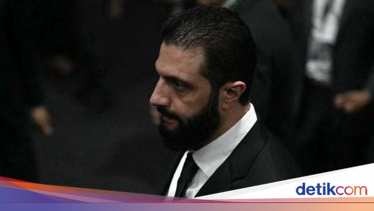 Presiden Suriah, Ahmed al-Sharaa, akan melakukan kunjungan bersejarah dengan bertemu Presiden AS Trump di Gedung Putih. Kunjungannya dilakukan sehari setelah AS menghapusnya dari daftar hitam terorisme.