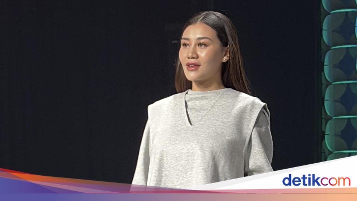 Potret Aaliyah Masaid Jadi Model Catwalk Jakarta Muslim Fashion Week