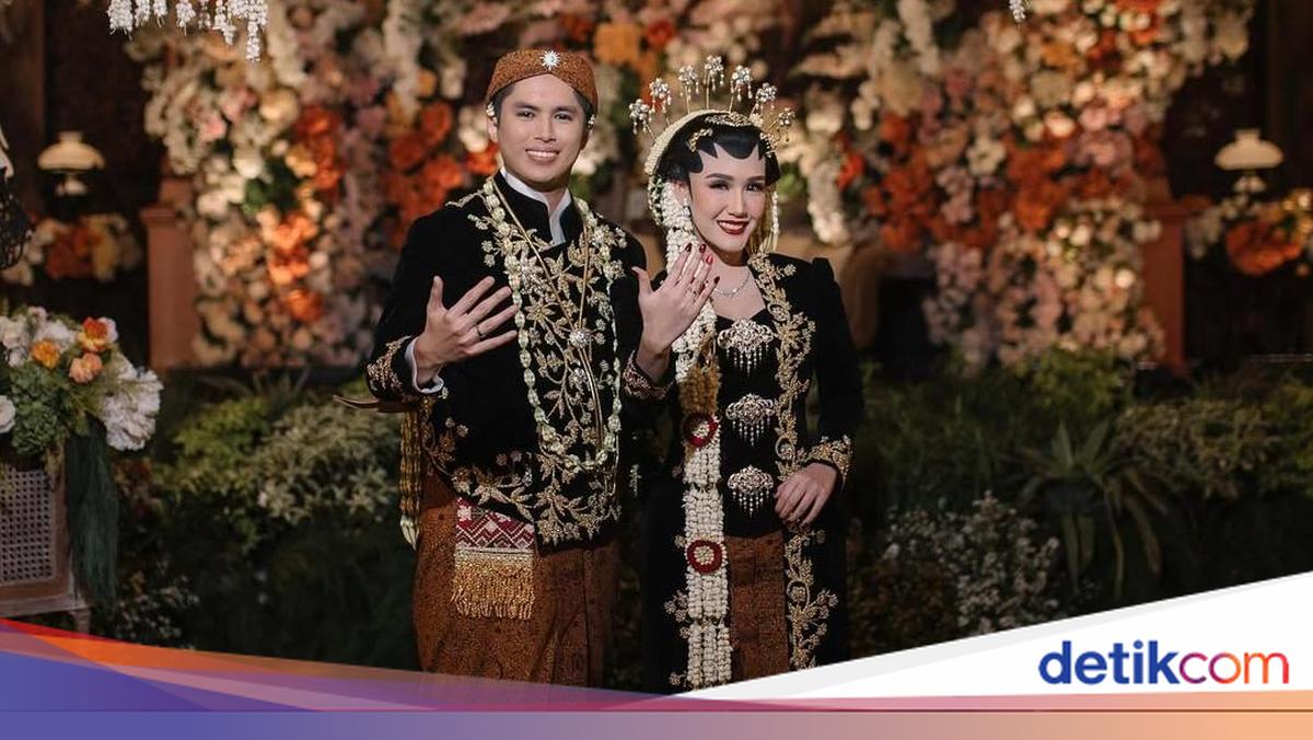 Luna Shabrina resmi menikah dengan Raden Mas Axel Caesario Efian. Momen sakral ini kental dengan adat Jawa dari akad hingga resepsi.