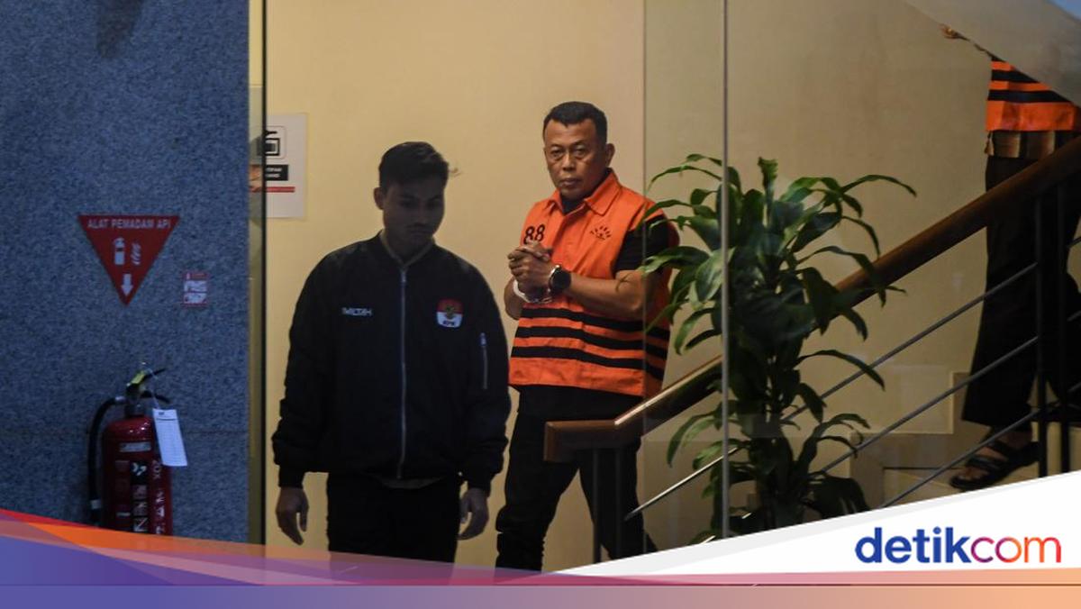 KPK menggeledah rumah pengusaha bernama Citra Margaretha di Pacitan terkait dugaan korupsi Sugiri Sancoko, mantan Bupati Ponorogo. Terungkap bahwa Sugiri diduga meminjam uang miliaran rupiah untuk maju Pilkada 2024.

via @detikjatim_