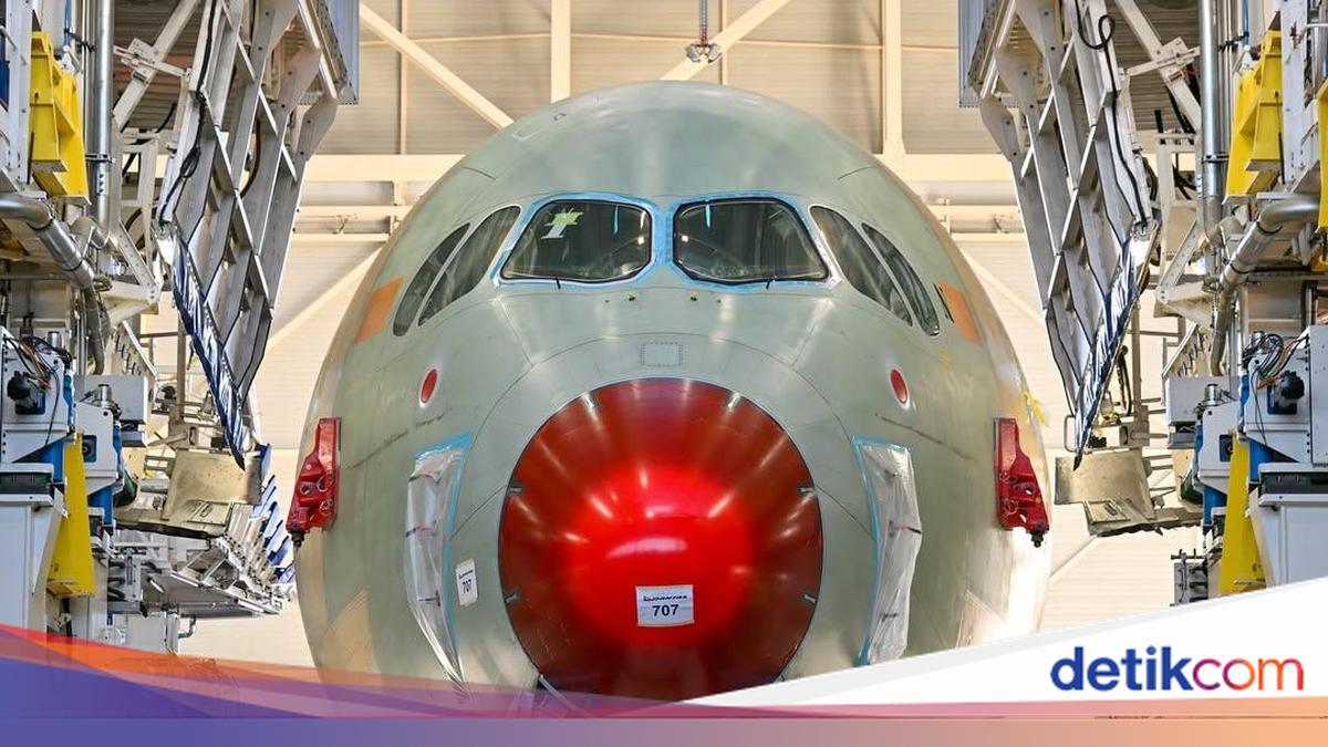 Qantas membagikan rupa awal pesawat Airbus A350-1000ULR. Armada itu bakal terbang nonstop selama 22 jam dari Australia ke London. Yuk, lihat penampakannya.