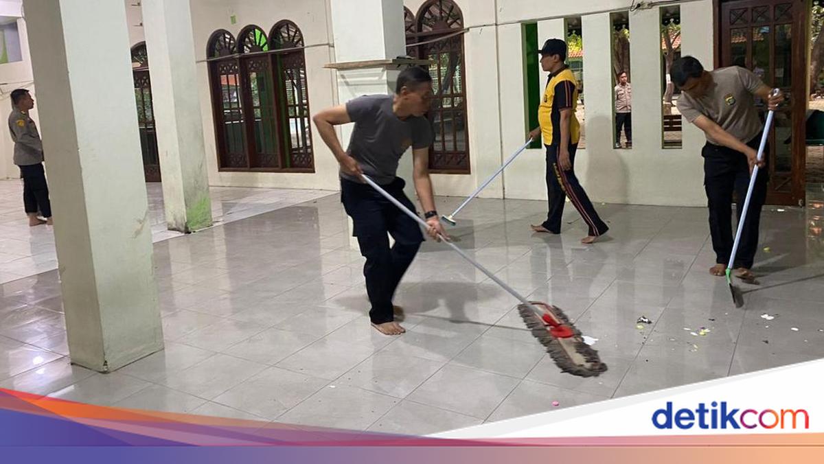 Momen Polisi Bersihkan dan Perbaiki Masjid SMAN 72 Jakarta Usai Ledakan
