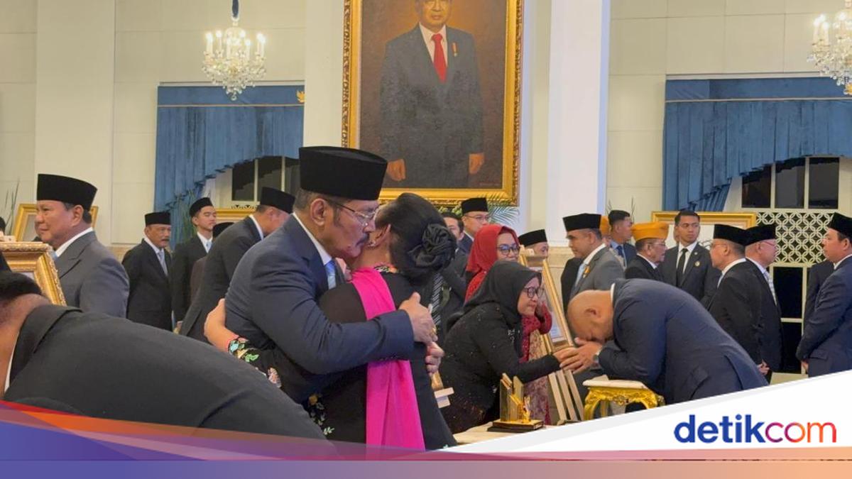Momen Titiek Peluk Bambang Trihatmodjo-Tutut Usai Soeharto Dapat Gelar Pahlawan