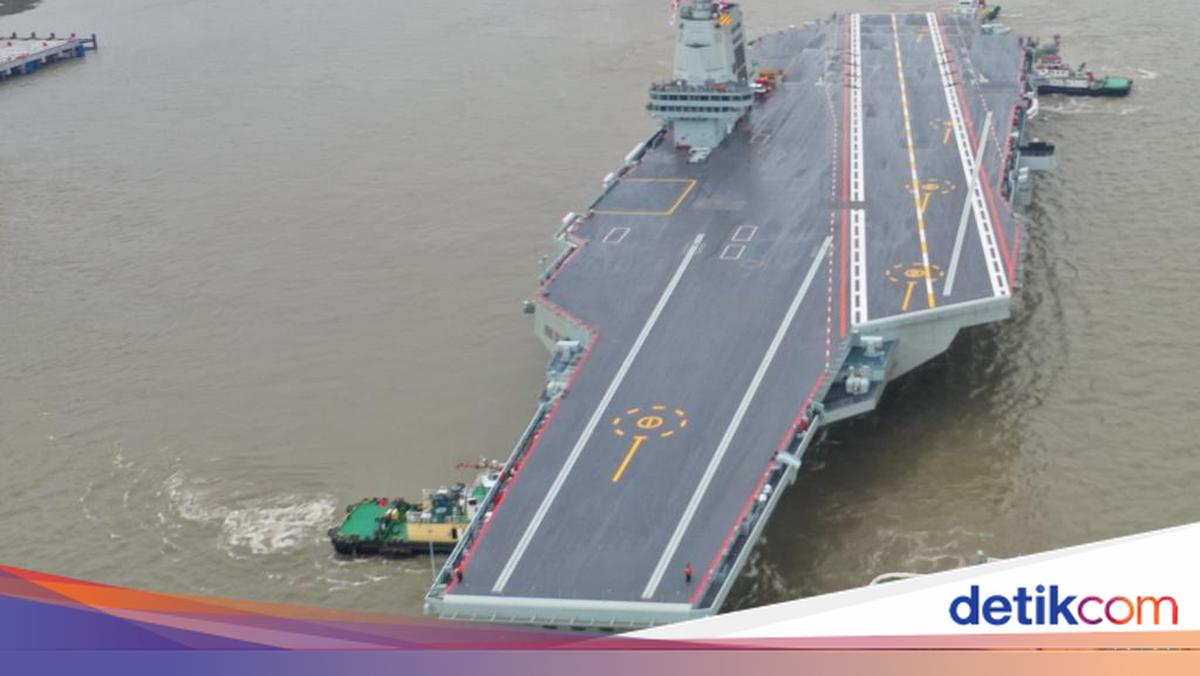 Kapal induk terbaru dan tercanggih milik China, yaitu Fujian, secara resmi telah mulai beroperasi. Begini penampakannya!