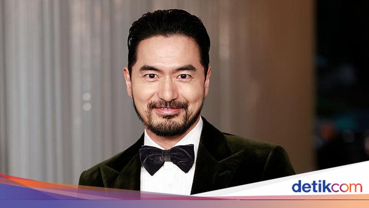 Yigit yaqindan tortib olingan videoda silkinib ketmoqda.