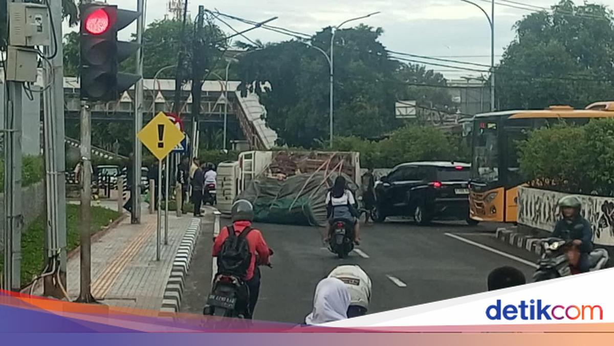 Kecelakaan satu unit truk terbalik di sekitar pemberhentian bus Sbr Pasar Inpres Kebayoran arah Kebayoran. Akibatnya, bus Transjakarta rute 8C dan 9E terlambat.