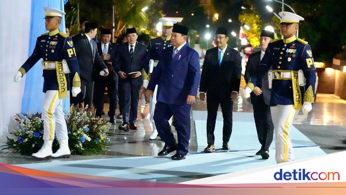 Pimpin Upacara Hari Pahlawan, Prabowo: Jangan Melupakan Jasa Mereka