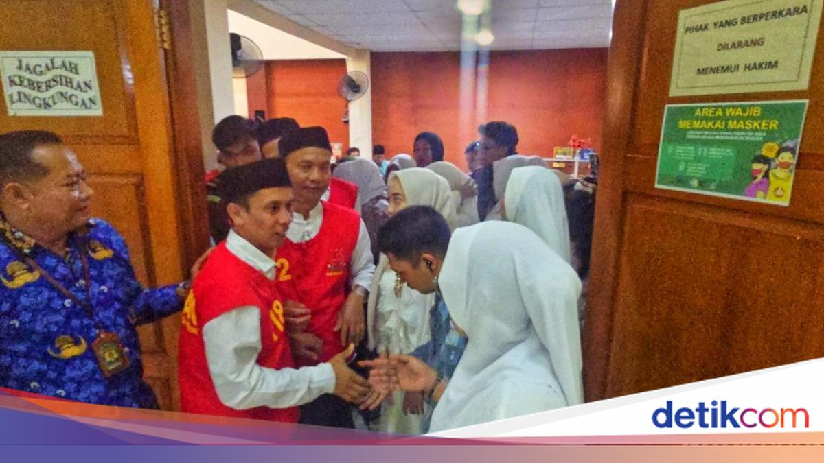 Majelis hakim Pengadilan Negeri Cibadak menjatuhkan vonis 5 bulan penjara kepada delapan terdakwa perusakan rumah lokasi retret di Cidahu, Sukabumi.