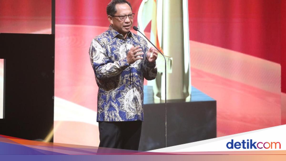 Mendagri Raih Penghargaan Pemimpin Luar Biasa di Indonesia Kita Awards