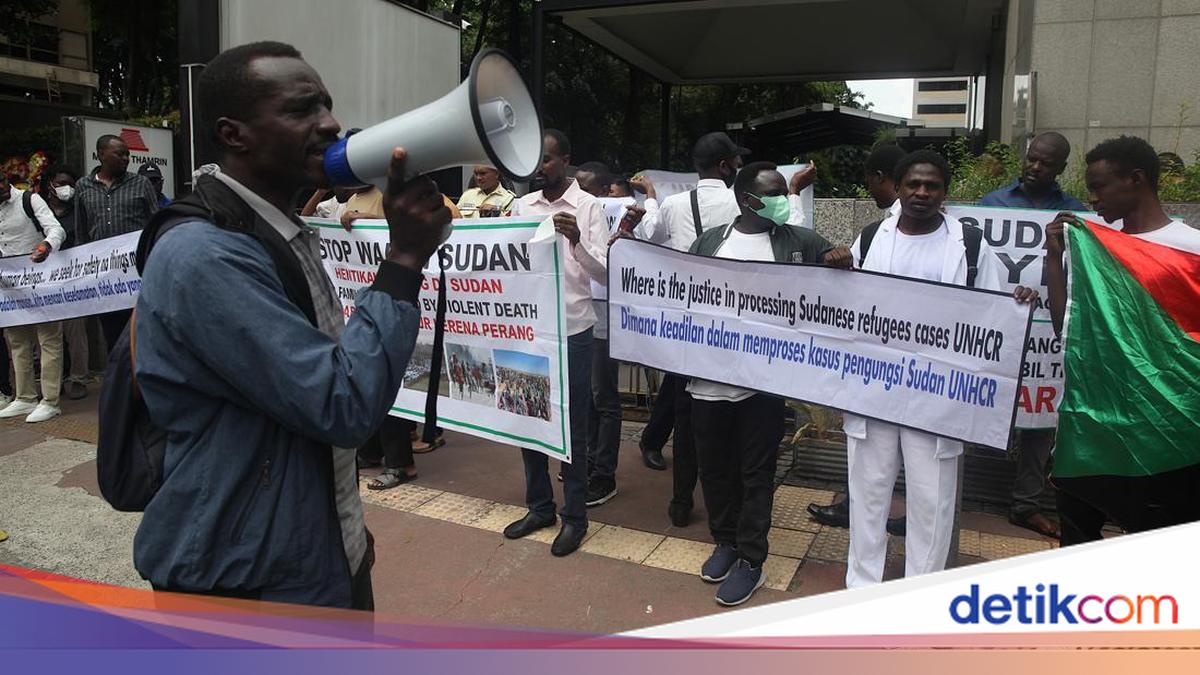 Pengungsi dan pencari suaka asal Sudan berunjuk rasa di kantor PBB Jakarta. Mereka menuntut dunia bertindak menghentikan perang yang menelan ribuan korban.