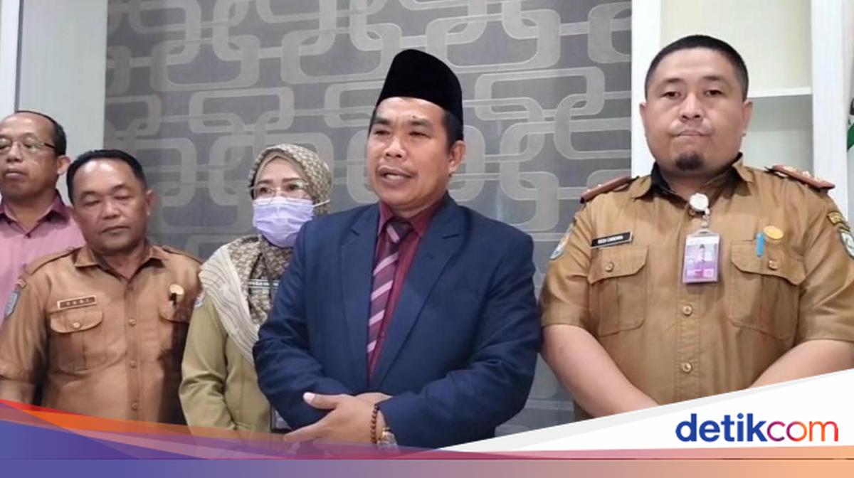 Oknum Aparatur Sipil Negara (ASN) di Kepahiang, Bengkulu, berinisial VA yang viral usai menginjak Al-Qur'an dipecat. 

via: @detiksumbagsel