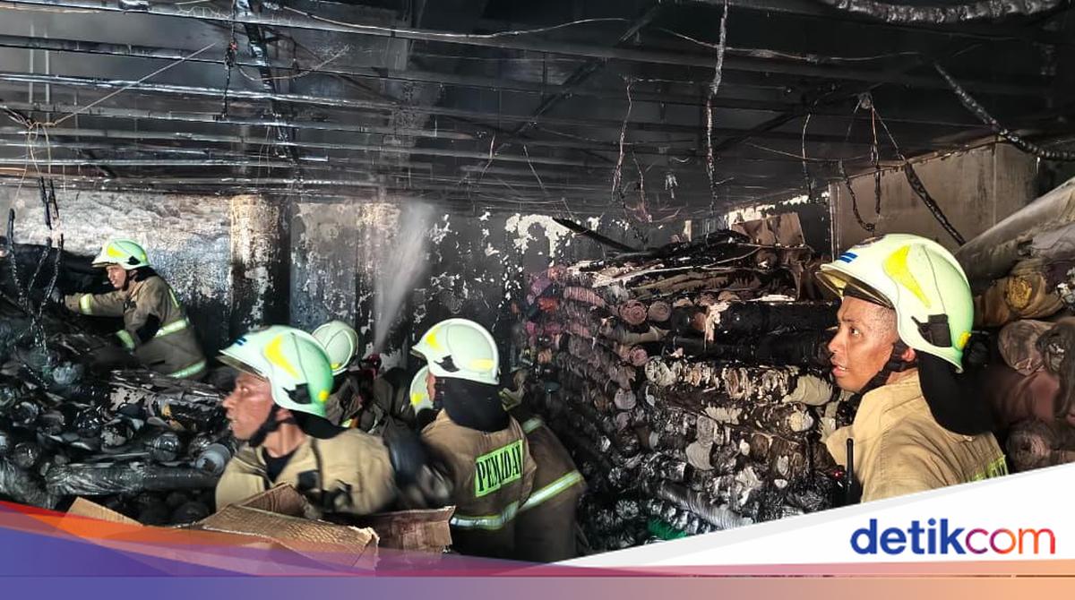 Kebakaran di Fatmawati Jaksel Landa Ruko Tekstil, Pemadaman Sudah 3 Jam