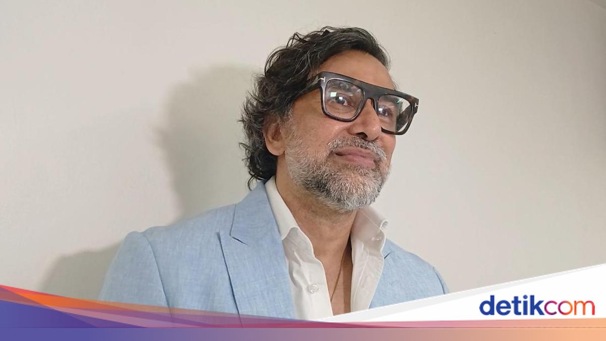 Jeremy Thomas, 55 tahun tetap bugar berkat gaya hidup sehat. Ia rutin berolahraga dan menjaga pola makan, menghindari junk food dan gula.