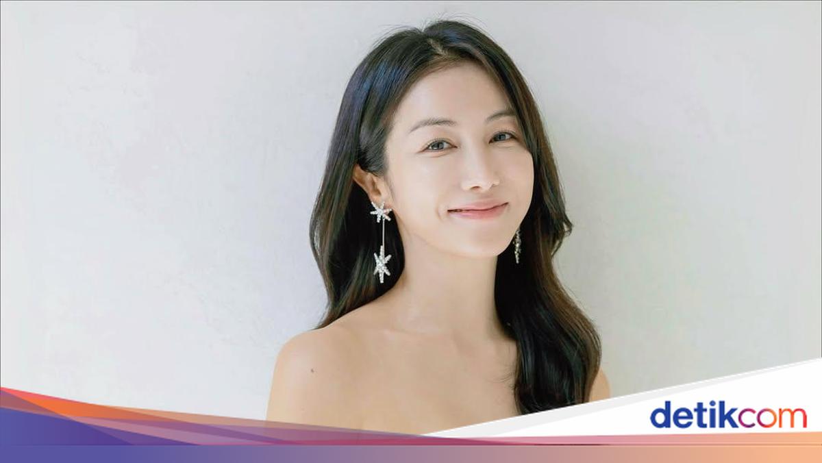 Kim Ok Bin tampil anggun banget jelang pernikahannya. Dalam balutan gaun putih simple nan elegan, ia memancarkan aura pengantin yang tenang dan bahagia!

via @detik_pop
