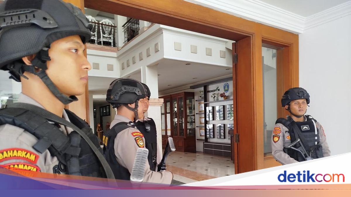 KPK menggeledah kantor Bupati Ponorogo pada Selasa (11/11/2025) siang. Penggeledahan ini diduga terkait kasus OTT yang beberapa waktu lalu menyeret bupati hingga sejumlah pejabat di lingkungan Pemkab Ponorogo.

via @detikjatim_