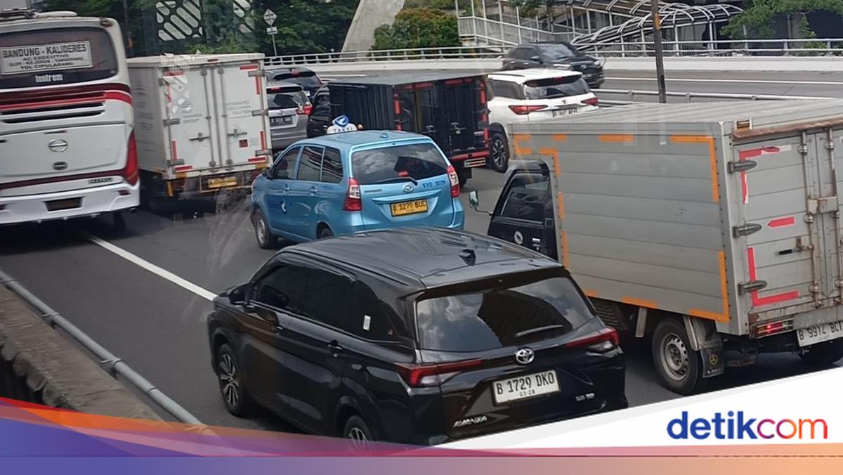 Lalu lintas kendaraan dari awah Cawang menuju Kuningan, Jakarta Selatan, macet pagi ini. Kepadatan kendaraan terjadi baik di jalur arteri maupun Tol Dalam Kota.