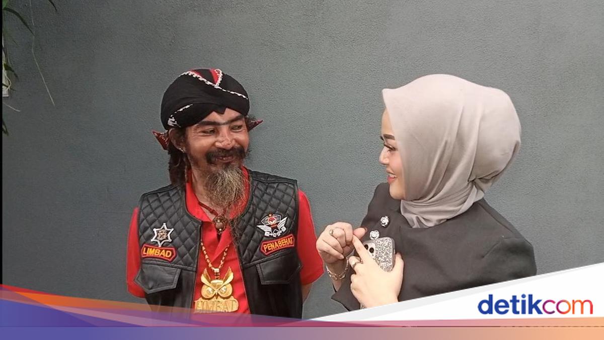 Cecillia Gina, putri pesulap Limbad, meraih gelar S2 Kedokteran Gigi dengan predikat Cumlaude. Ia merasa lega dan terharu atas dukungan ayahnya.