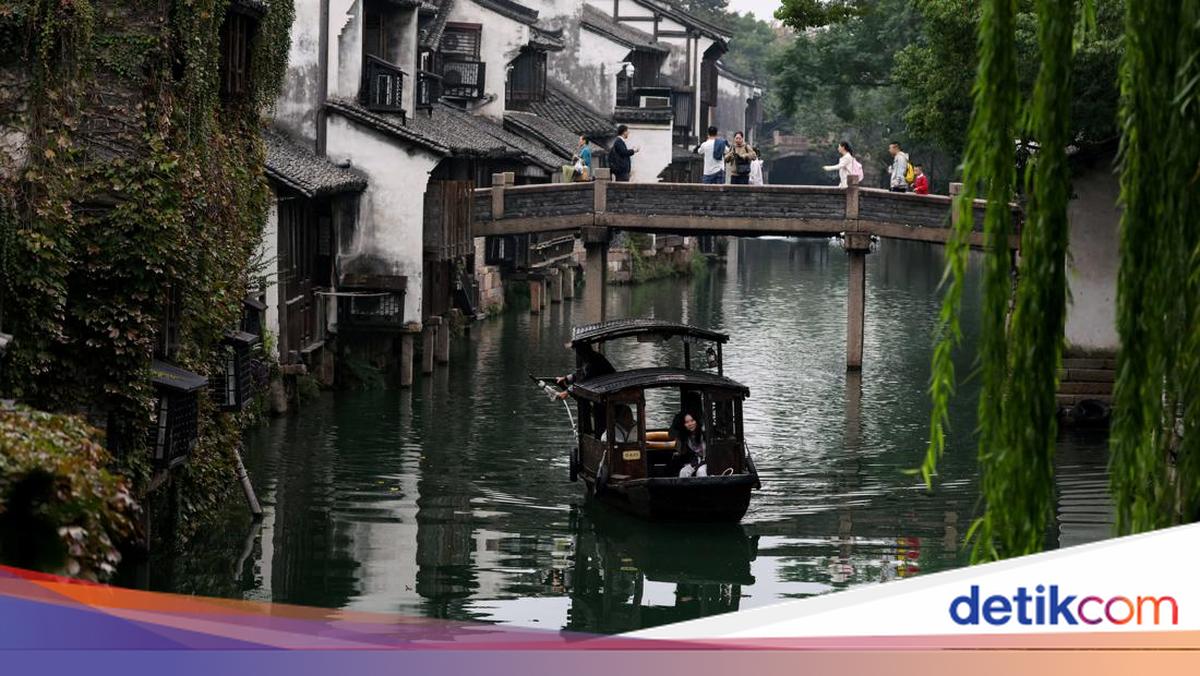 Wuzhen, kota air bersejarah di Zhejiang, China, memikat dengan pesona arsitektur kunonya. Kanal, perahu kayu, dan jembatan batu menghadirkan ketenangan abadi.
