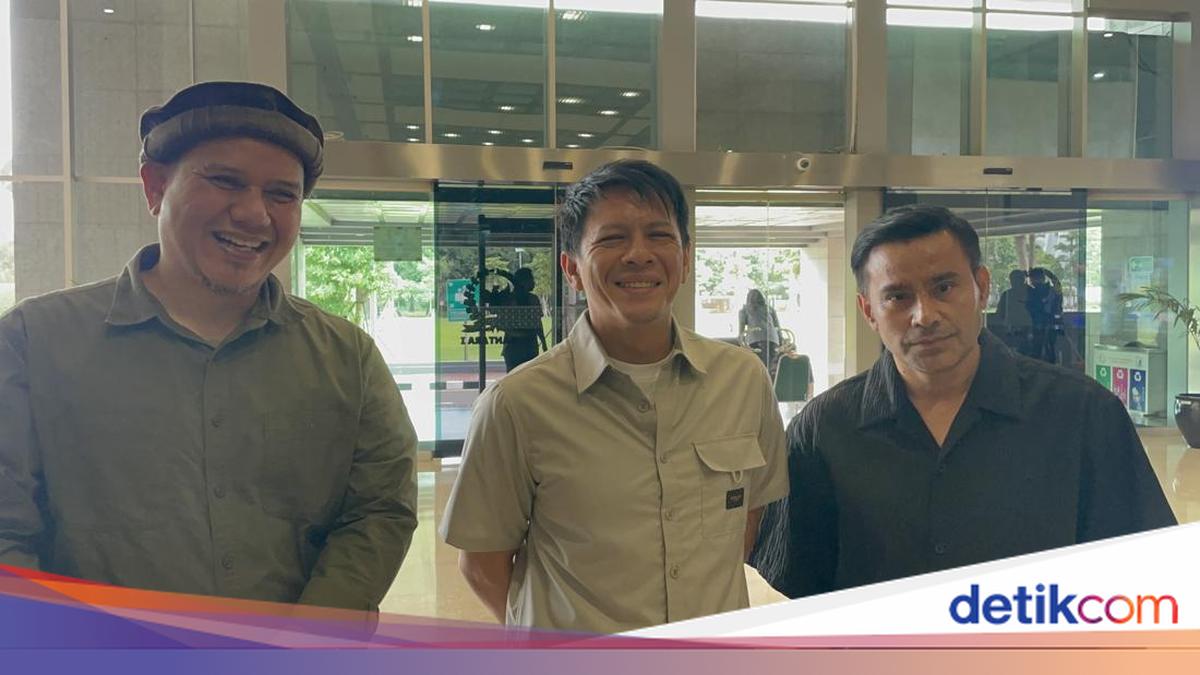 Vibrasi Suara Indonesia (VISI) dan Asosiasi Komposer Seluruh Indonesia (AKSI) di RDPU DPR. Mereka bahas revisi Undang-Undang Hak Cipta dan transparansi royalti.

via @detik_pop