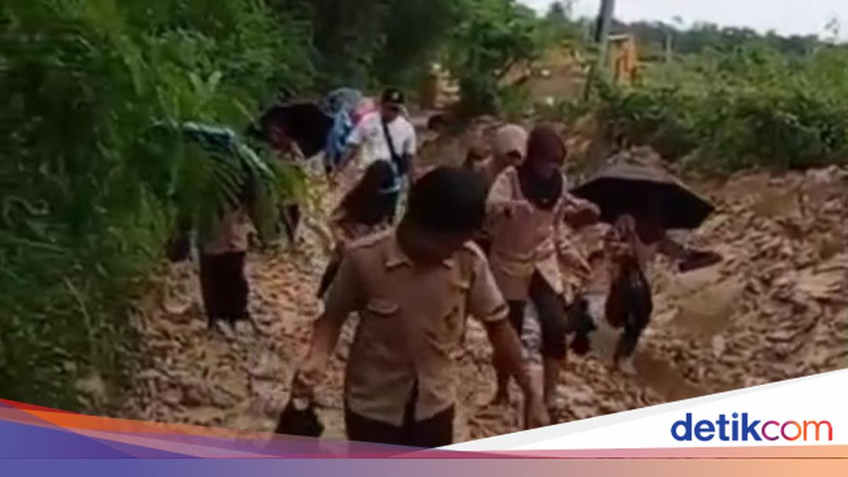 Pengabdian 17 Tahun Guru Honorer di Pandeglang Lewati Jalan Rusak untuk Mengajar