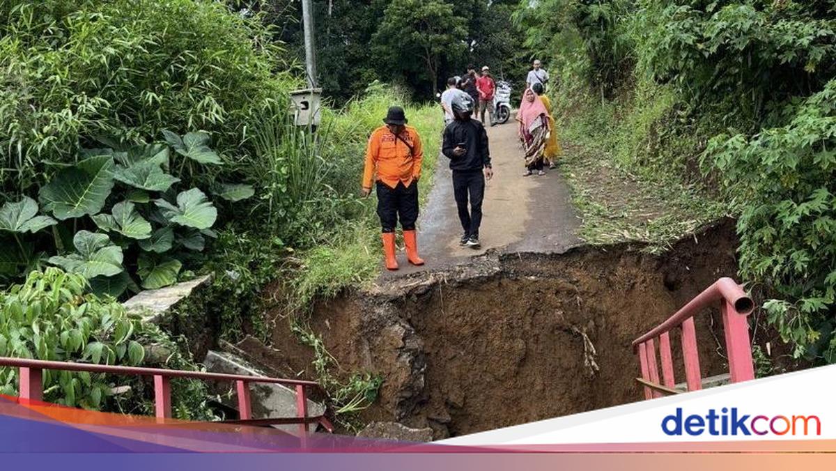 Jembatan di Cisaat Ambrol Akibat Hujan Deras, Akses Warga Terputus