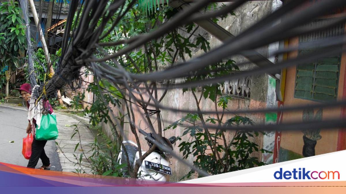 Kabel Menjuntai Hampir Kena Tanah di Jaksel Diperbaiki, Warga Takut Kesetrum