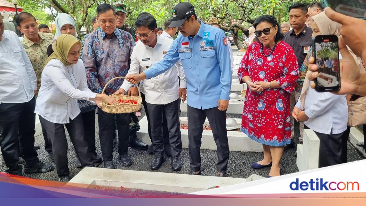 Peringati Hari Pahlawan, Mensos Ziarah Makam Paman Prabowo-Mayor Daan Mogot