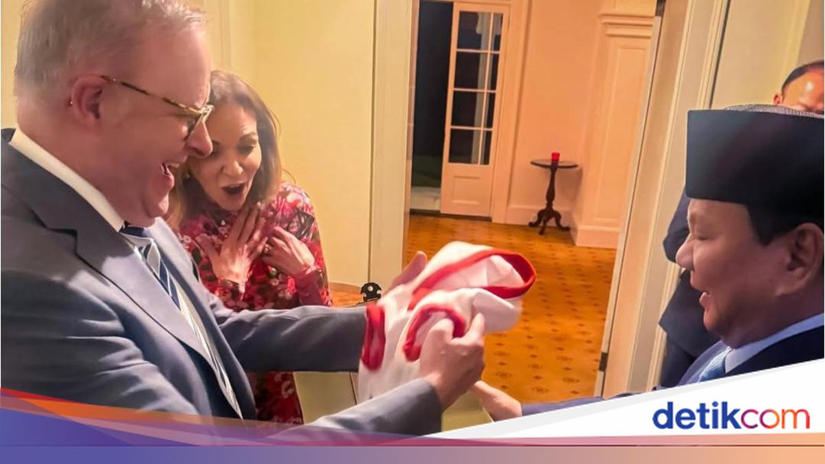 Prabowo Beri Kado Baju dan Tali untuk 'Toto' Anjing Peliharaan PM Australia